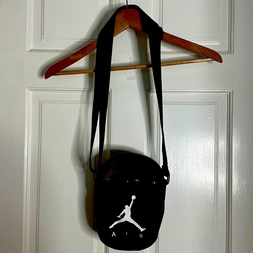 Nike over the shoulder travel bag never used black and white
